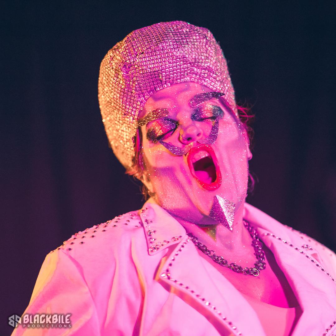 Německý Drag King Phallamir na Queer Open Stage